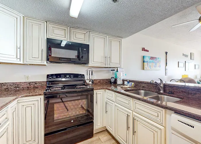 Tropical Winds Beachfront Beauty With Pool Balcony Grills - Close To Holiday home *